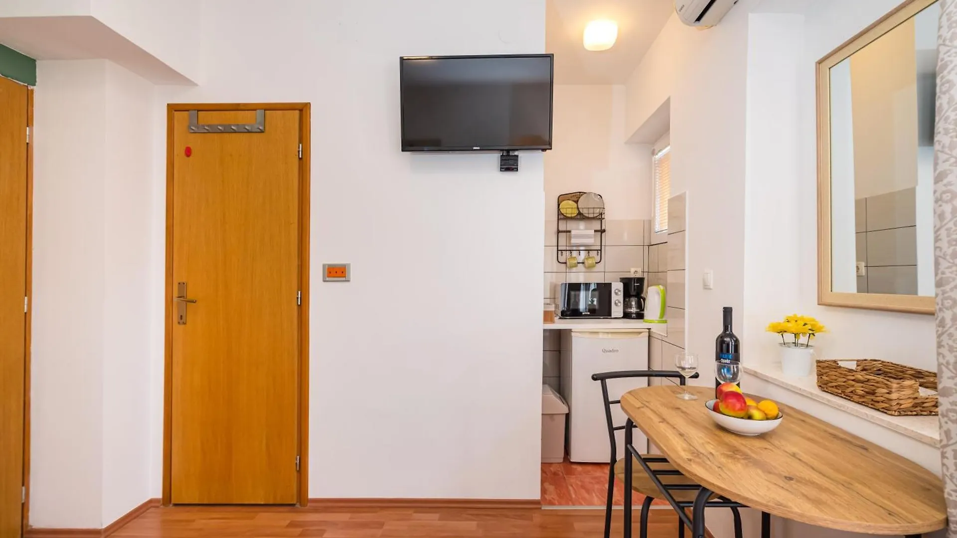 Studio And 2 Rooms Zadar City Walls