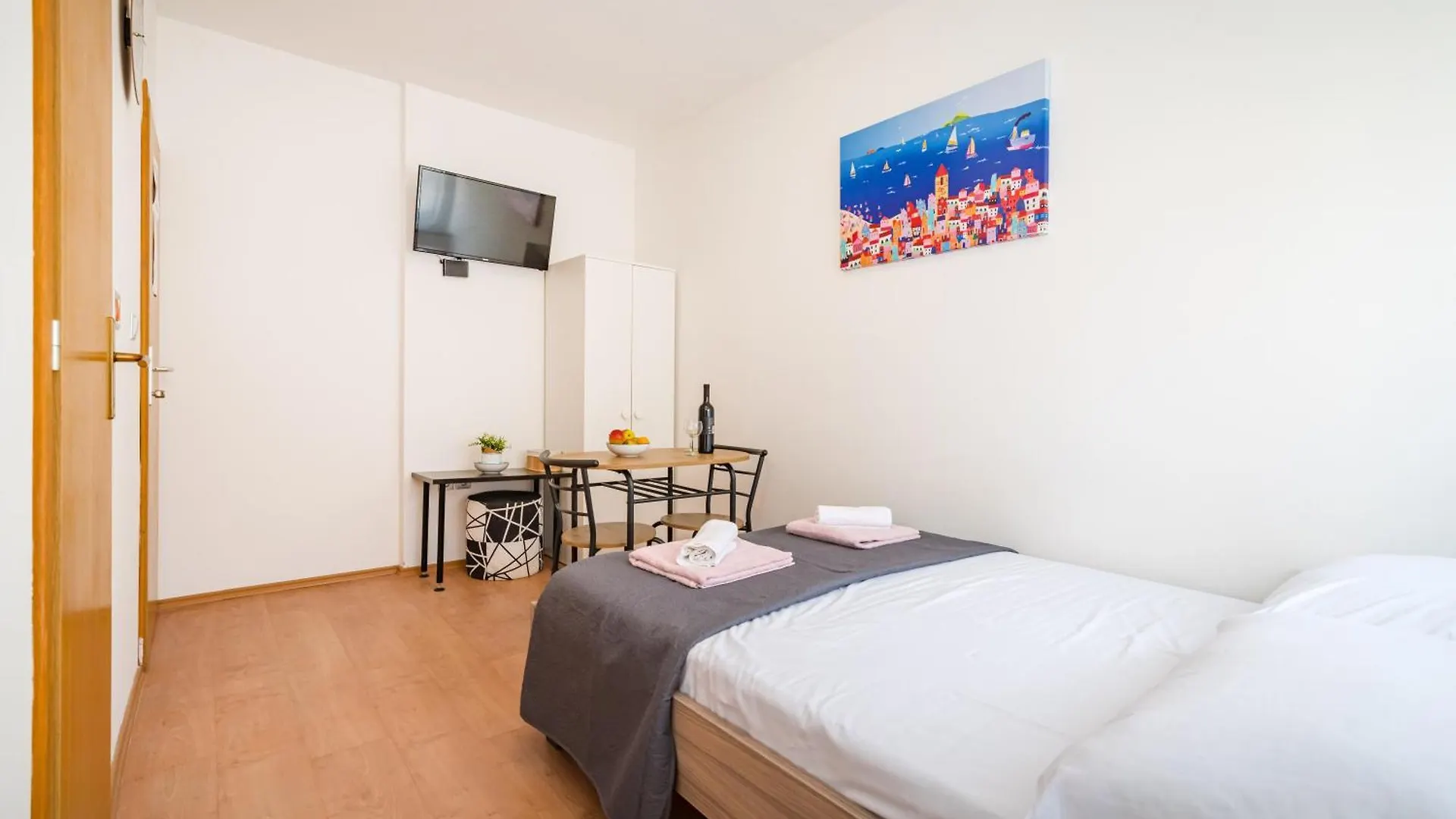 Studio And 2 Rooms Zadar City Walls